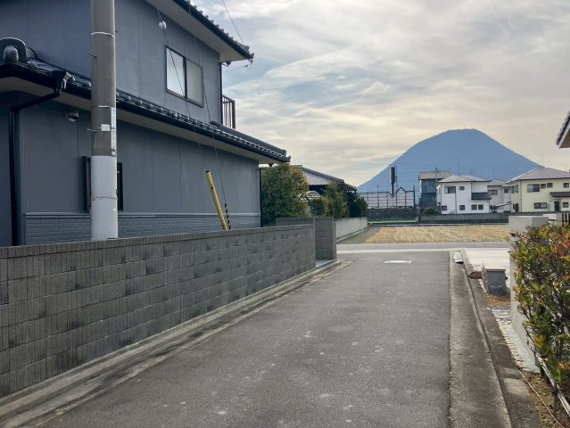 宇多津町津の郷　LDK19.3帖のリフォーム戸建の前面道路含む現地写真