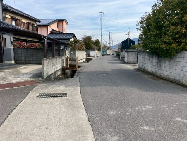 宇多津町津の郷　LDK19.3帖のリフォーム戸建の前面道路含む現地写真