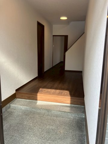 宇多津町津の郷　LDK19.3帖のリフォーム戸建の玄関|すっきりとした玄関でシューズクローゼットなどアレンジ可能です。