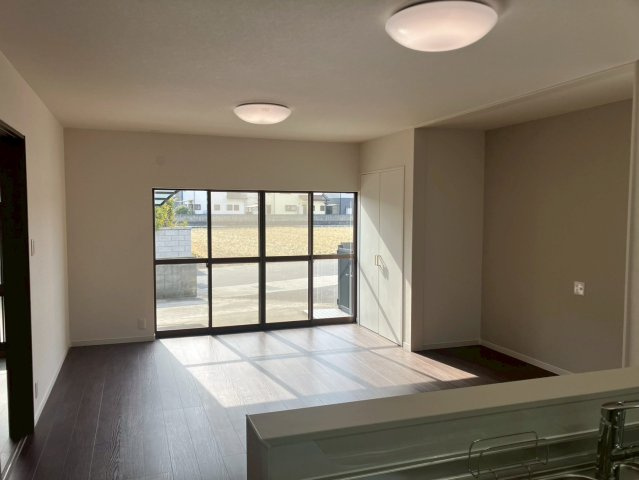 宇多津町津の郷　LDK19.3帖のリフォーム戸建の居間・リビング|南側の窓が開放的で明るいリビングです。