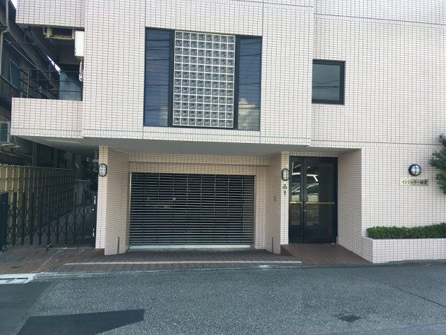 インシャラー根津のエントランス