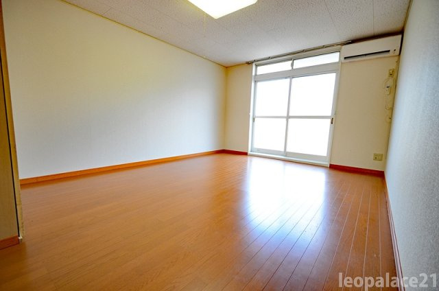 レオパレスラフォーレ二日市の居間・リビング|設備仕様は号室により異なる為、現況を優先します。