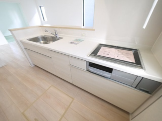 【キッチン】 | 東金市台方第9  新築戸建 3号棟 | 令和7年12月築 オール電化 4LDK  リビング約16.2帖 東金市立城西小学校徒歩約8分 上下水