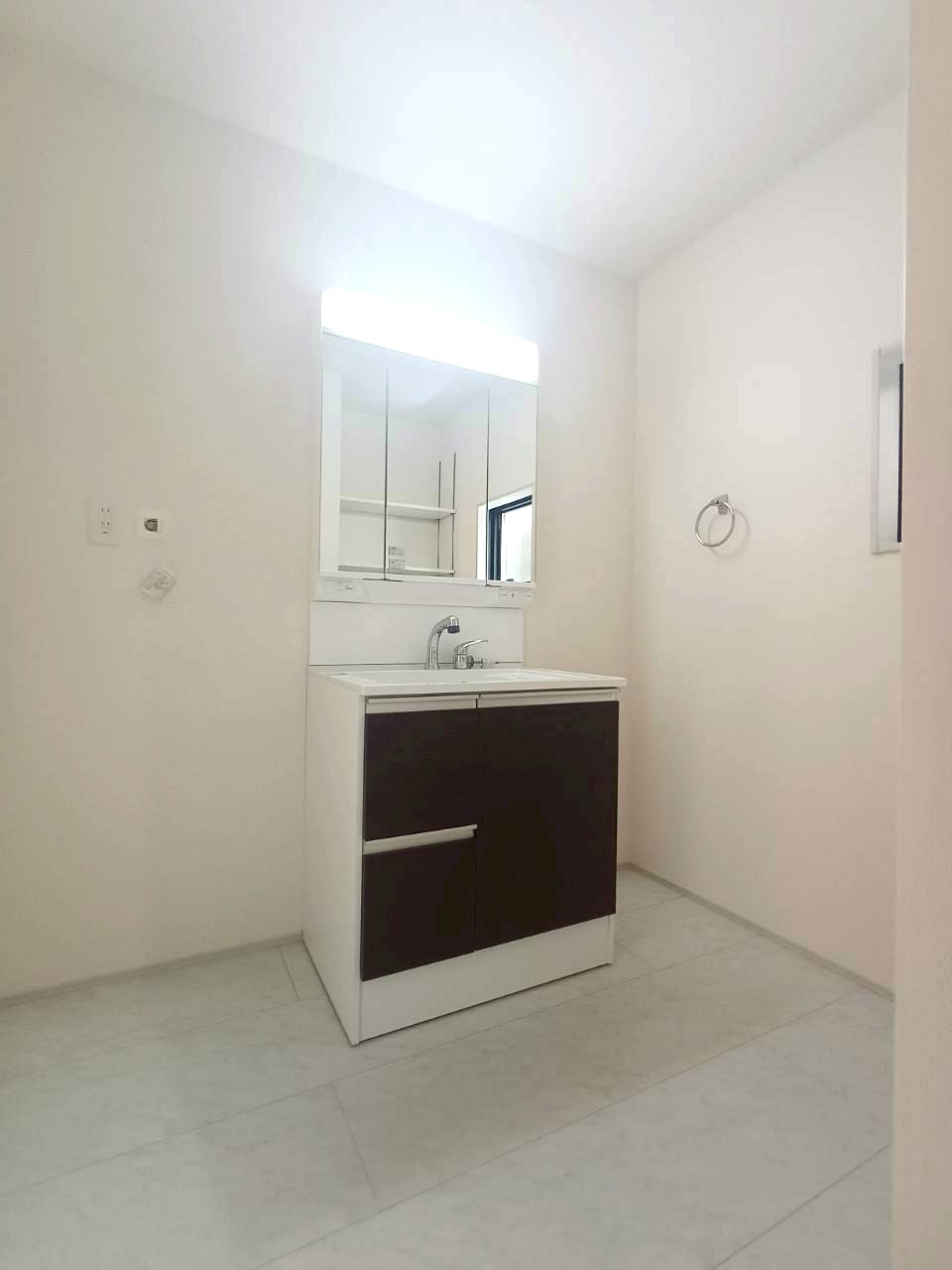 八潮市　大瀬　新築戸建　全1棟の洗面所|脱衣スペースを含む空間はゆとりの広さ