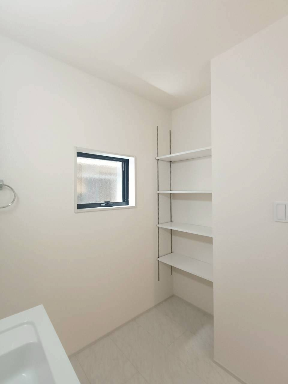 八潮市　大瀬　新築戸建　全1棟の洗面所|壁面収納が便利です