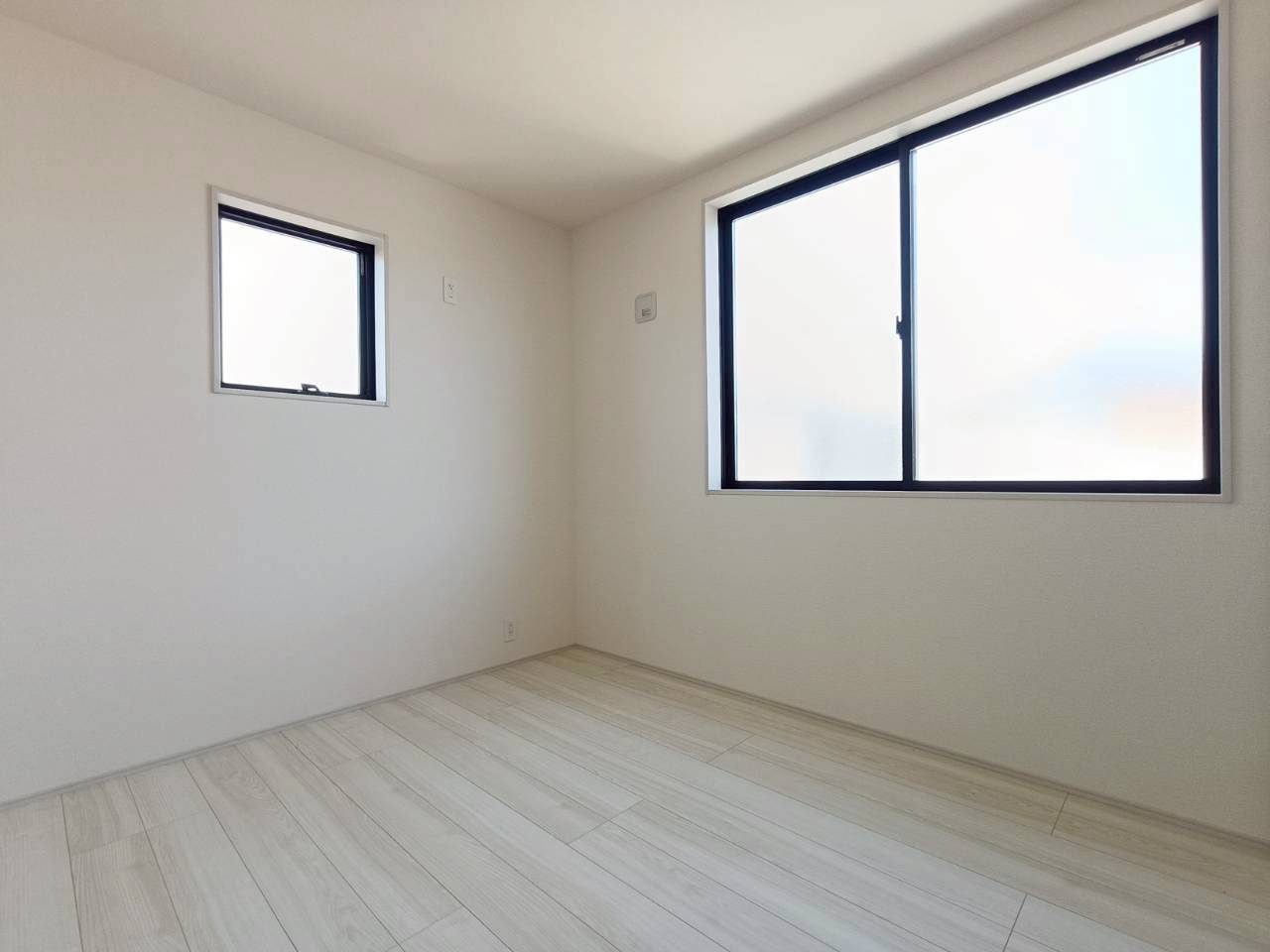 八潮市　大瀬　新築戸建　全1棟の洋室|落ち着いた色合いのフローリングです。