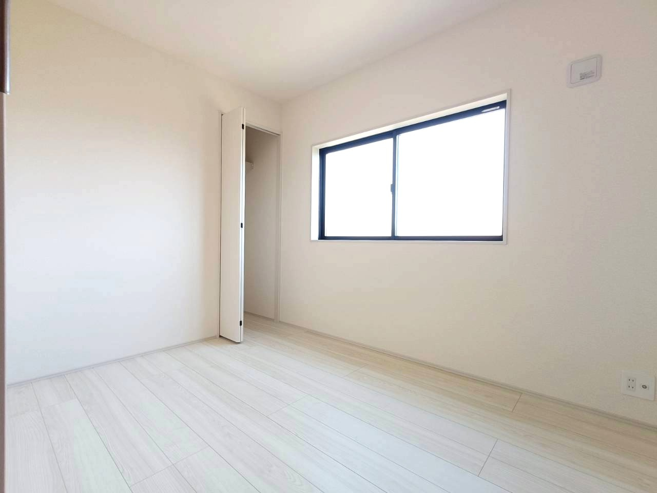 八潮市　大瀬　新築戸建　全1棟の洋室|大きな窓は陽当りにに加えて通気性能を上げてくれます