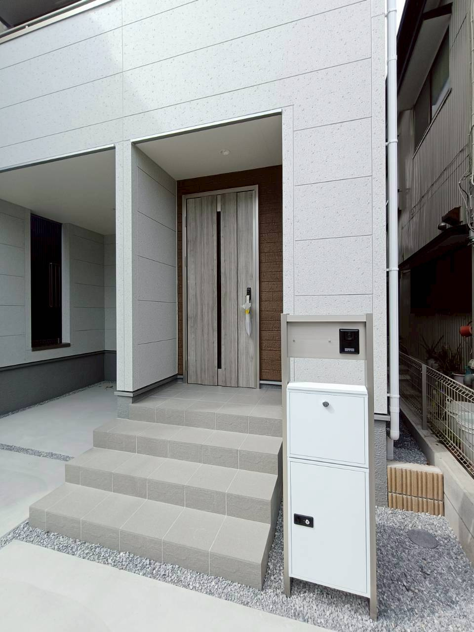 八潮市　大瀬　新築戸建　全1棟の玄関|施工例です