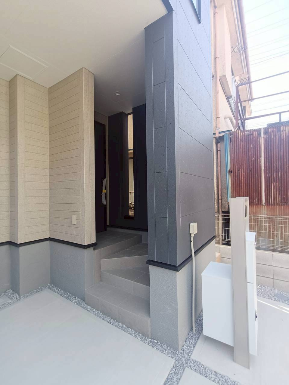 八潮市　大瀬　新築戸建　全1棟の外観|玄関です