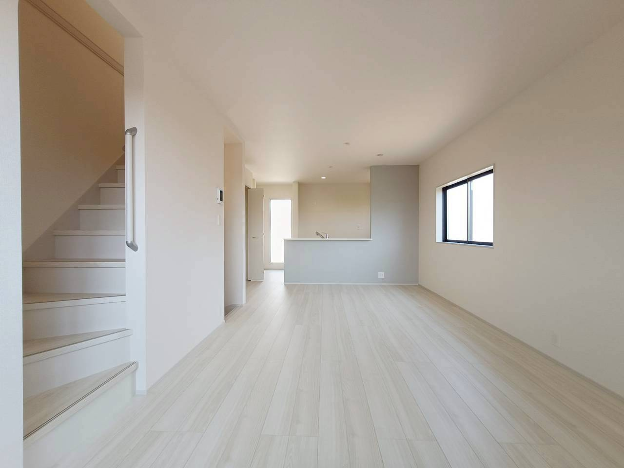 八潮市　大瀬　新築戸建　全1棟の居間・リビング|広いリビングは家族が自然と集まる居心地の良い空間