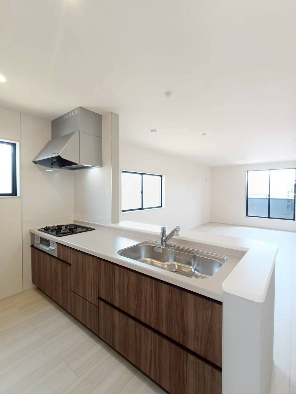 八潮市　大瀬　新築戸建　全1棟のキッチン|対面キッチンならお子様と会話しながらのお料理も可能♪