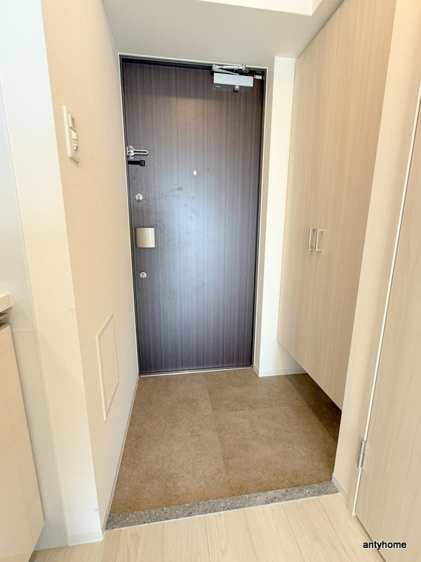 ワールドアイ難波City Gate　仲介手数料無料の玄関