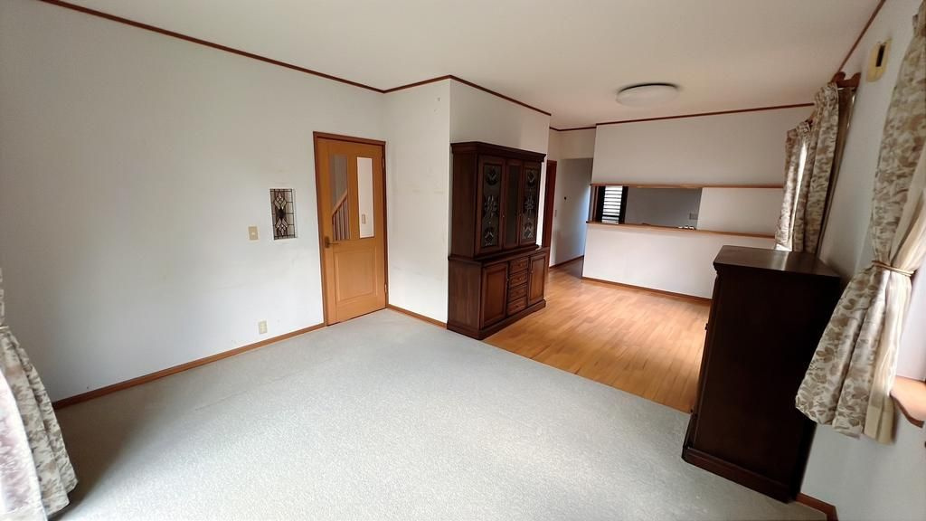 あきる野市小中野の中古一戸建の居間・リビング