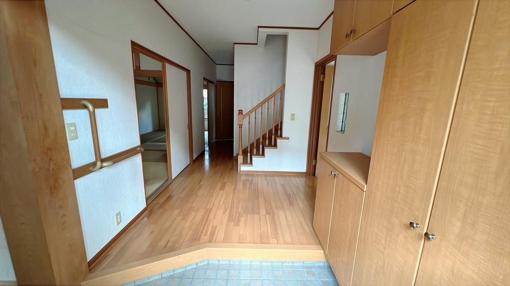 あきる野市小中野の中古一戸建の玄関