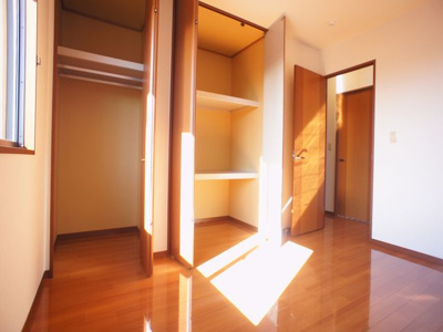 【収納】 | アマービリスＣ | 充実収納付きの南側洋間です♪