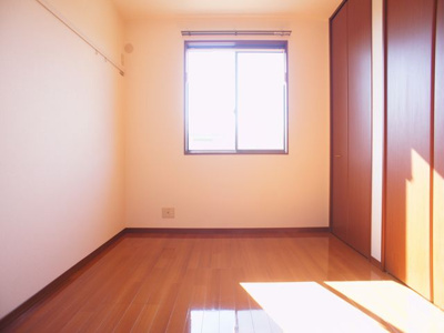 【寝室】 | アマービリスＣ | 充実収納付き北側洋間です♪