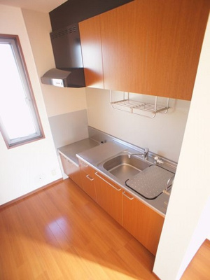 【キッチン】 | アマービリスＣ | うれしい窓付きです。便利な吊戸棚が付いています♪