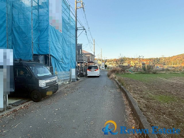 新築戸建　茅ヶ崎赤羽根の前面道路含む現地写真