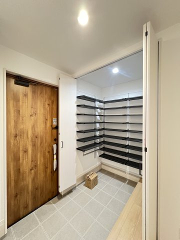 大和高田市大字西坊城全３区画　１号地の玄関|大容量のシューズボックス付きで玄関がスッキリです