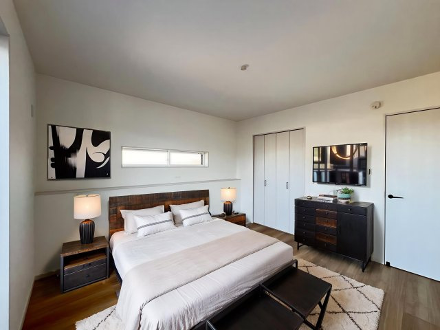 大和高田市大字西坊城全３区画　１号地の洋室|寝室８帖　ウォークインクローゼット付き(画像の家具はAIで生成されたものです）