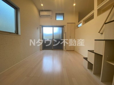 【居間・リビング】 | ロイヤルクレスト天塚町 | こちらのリビングで趣味の時間をお楽しみください