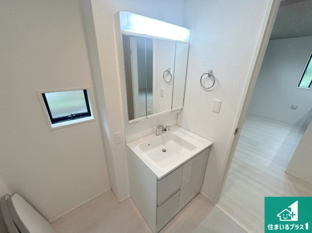 宝塚市中山五月台　新築一戸建ての独立洗面台|清潔感のある洗面台です。フラットな鏡は掃除がしやすく毎日清潔！鏡裏には収納があるのでスッキリとした洗面台が保てます。