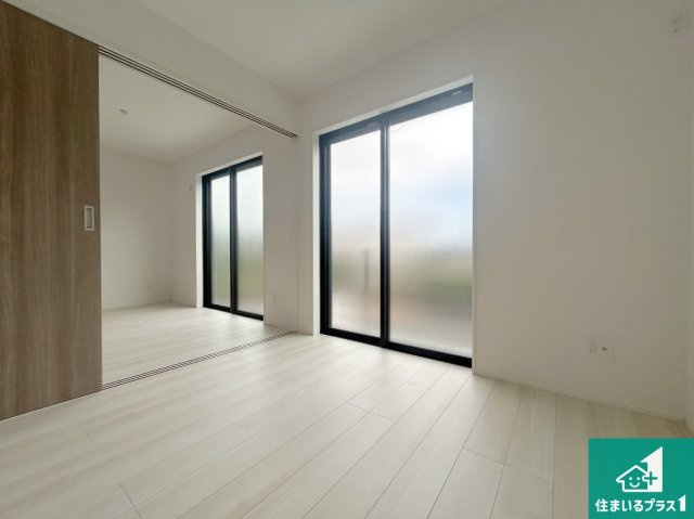 宝塚市中山五月台　新築一戸建ての洋室|日当たり良好の明るいリビングで朝の目覚めもスッキリできそう！対面キッチンでご家族のコミュニケーションも自然と増える設計！小さなお子様が遊ぶスペースを作っても広々とくつろげるLDK！