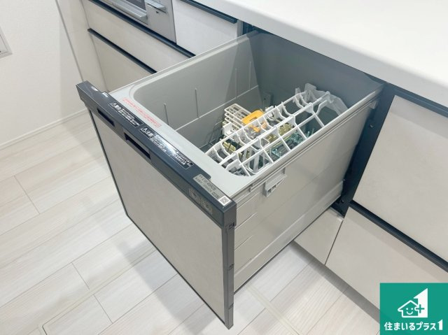 宝塚市中山五月台　新築一戸建ての設備|食事後の一仕事、食器洗いをボタン一つでお任せできちゃいます！場所を取らないビルトイン式なので、お料理スペースもしっかり確保！