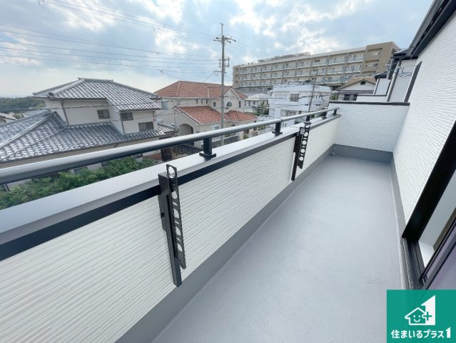 宝塚市中山五月台　新築一戸建てのバルコニー|ワイドバルコニーは洗濯物を干すスペースが広いのでご家族が多くても安心！