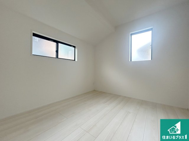 宝塚市中山五月台　新築一戸建ての洋室|寝室は心地よい眠りについてもらいたくて、シンプルかつ開放的な空間な設計にしています！大きな窓から差し込む日が心地いいです♪