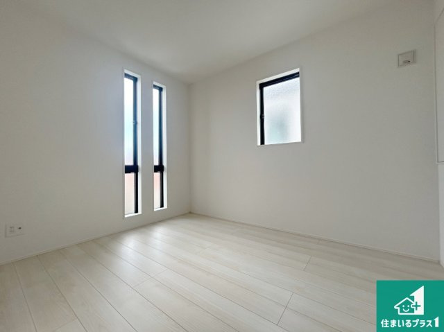 宝塚市中山五月台　新築一戸建ての洋室|収納スペースが充実しているので子供の成長に合わせてたくさん収納ができます！家族構成に合わせた様々な活用ができる収納！