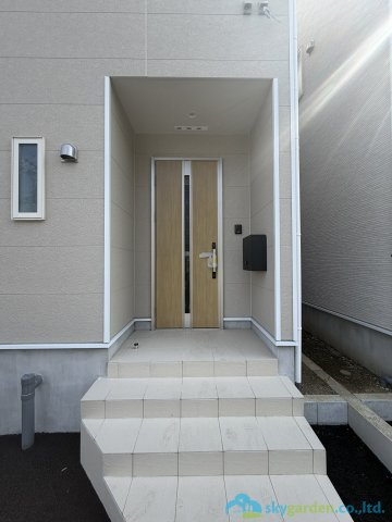 平塚市御殿第18Ⅱ期4棟　新築戸建　全8棟6号棟の玄関