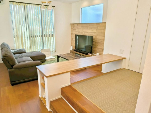 中古/新座市栗原４丁目の居間・リビング|心地よい広がりを満喫できる天井高2.7mのリビング