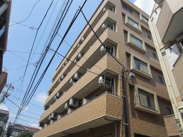 サンライズ中十条の外観|角地に立地しているので開放的ですよ。