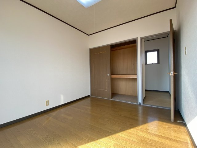 メゾンアイサン助信の洋室