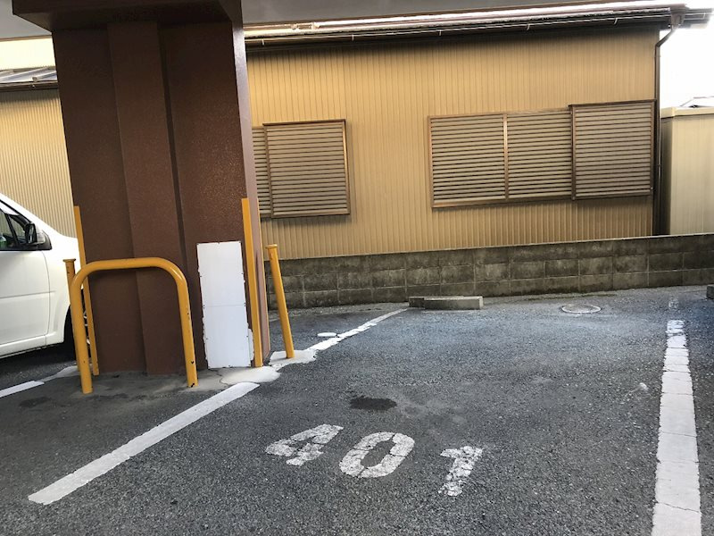 メゾンアイサン助信の駐車場