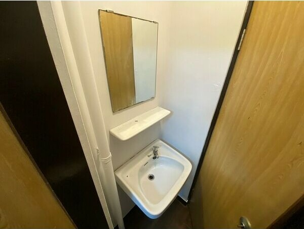 第101プロスパービルの独立洗面台|独立洗面台、小物を置くことができて便利です