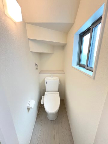 【トイレ】 | 福岡市城南区東油山5丁目1期　3号棟（全3棟）【仲介手数料無料・0円】 | 施工例。1階のトイレです。施工例は完成時と異なる場合があります。