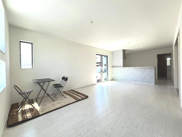 【居間・リビング】 | 福岡市城南区東油山5丁目1期　3号棟（全3棟）【仲介手数料無料・0円】 | 施工例。リビングです。施工例は完成時と異なる場合があります。