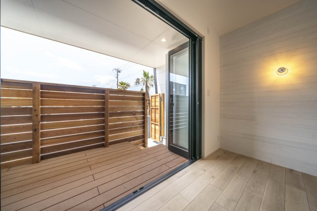 開放的で明るい空間を演出してくれるバルコニーです