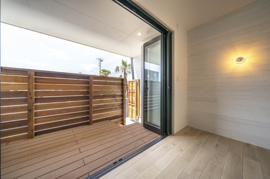 落ち着いた時間を過ごせるバルコニーです