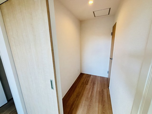 GRAFARE高浜市沢渡町｜名古屋市の戸建ならホームアップの洋室|【売主施工例】主寝室にはWICと納戸