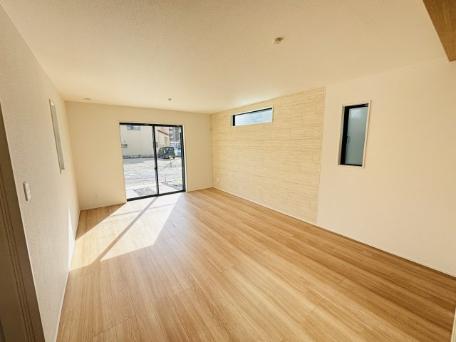 GRAFARE高浜市沢渡町｜名古屋市の戸建ならホームアップの居間・リビング|【売主施工例】南から陽射しが入り明るいリビング