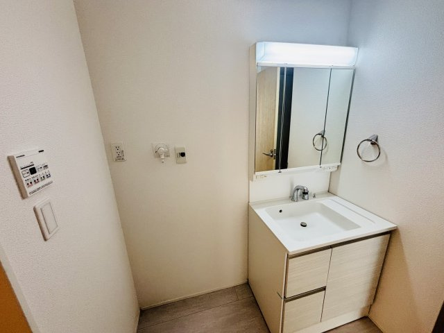 GRAFARE高浜市沢渡町｜名古屋市の戸建ならホームアップの独立洗面台|【売主施工例】三面鏡で朝の身支度に最適