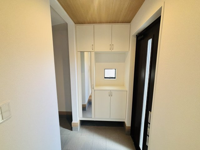 GRAFARE高浜市沢渡町｜名古屋市の戸建ならホームアップの玄関|【売主施工例】収納力あるシューズボックス付き