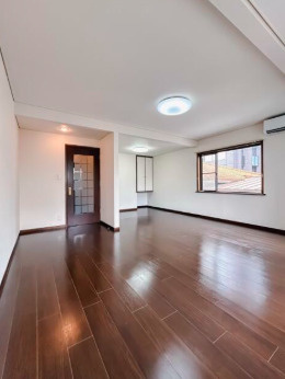 【居間・リビング】 | タウンハウス山本 | こちらのリビングで趣味の時間をお楽しみください