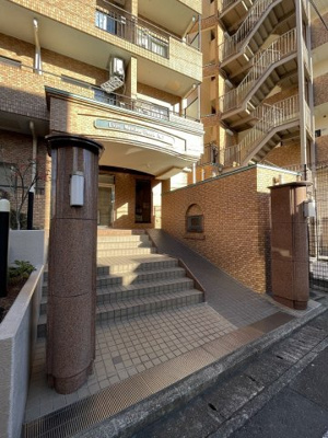 【エントランス】 | ライオンズマンション福生第参 | 月額管理料無料！賃貸管理はアブレイズパートナーズにお任せを！