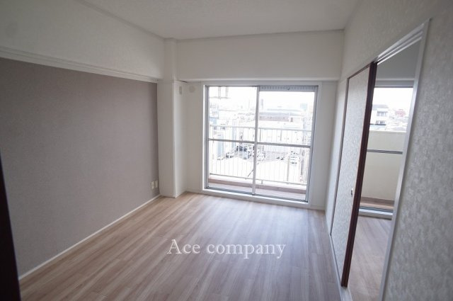 【内装】 | 平野コーポ | 【洋室6帖】バルコニーに面したお部屋です☆