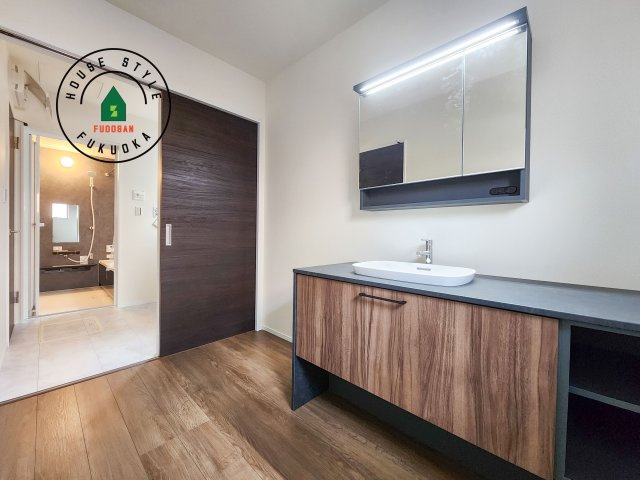 福岡市南区弥永5丁目第2-1棟（1号棟）の内観：施工例|ゆとりの洗面スペースで朝の身支度もスムーズに。暮らしを快適に変えるシャワー付洗面台です！