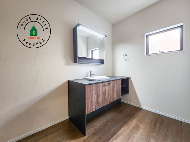 福岡市南区弥永5丁目第2-1棟（1号棟）の内観：施工例|毎日使うものだから清潔な空間を保ちたい水回り。洗面にはそんな願いを解消させてくれる収納アイデアが満載です。三面鏡の裏側にはキャビネットが現れ小物から背の高い物まで収納できます。